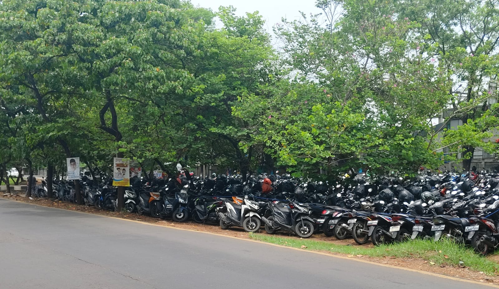 Meski Langgar Perwal, Satpol PP Kota Tangerang Tetap Biarkan Parkir Liar di Stasiun Batu Ceper