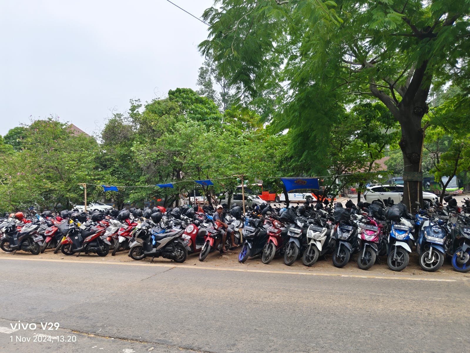 Bahayakan Pengguna Jalan, Hanya di Kota Tangerang RTH Disulap Menjadi Tempat Parkir