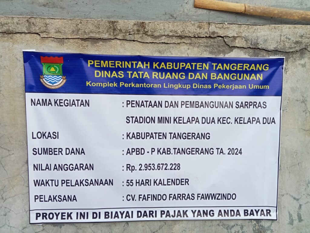 Proyek pembangunan Stadion Mini Kelapa Dua kembali menjadi sorotan setelah atap stadion yang baru dibangun dibongkar