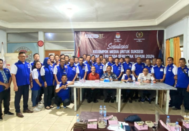 Organisasi wartawan ( PWI) terlihat menyimak diskusi yang digelar di Sekretariat Bersama PWI Kota Tangerang