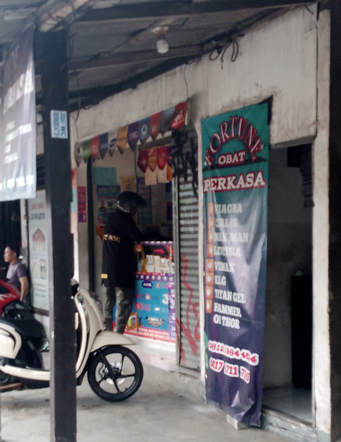 Diduga Toko Obat Keras Ilegal Daftar G Berkedok Konter HP di Ciputat, Kelabui Aparat Penegak Hukum