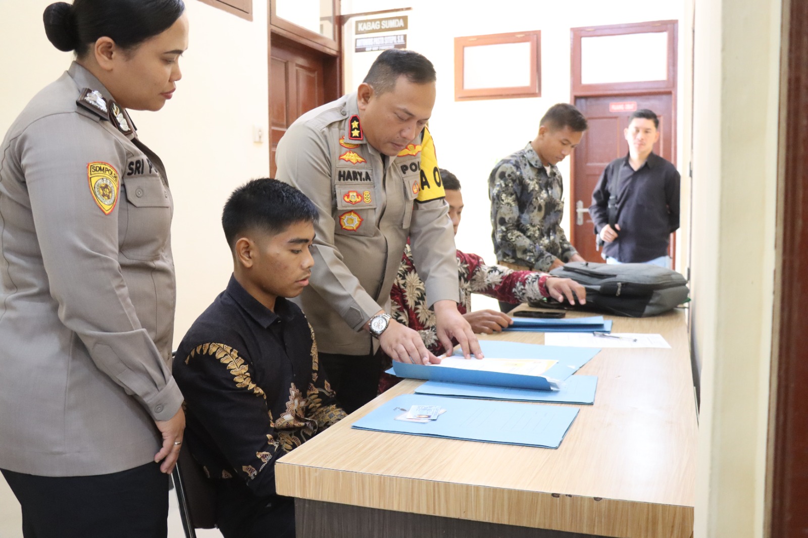 PENDAFTARAN CALON ANGGOTA POLRI TAHUN 2025 DIPANTAU LANGSUNG OLEH KAPOLRES HUMBAHAS