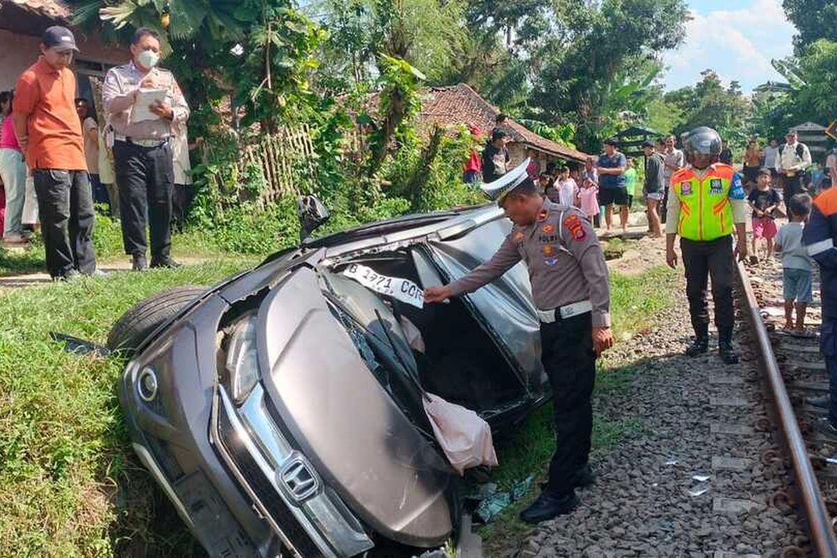 Mobil Berpenumpang 5 Orang Tertabrak Kereta Api di Rangkasbitung