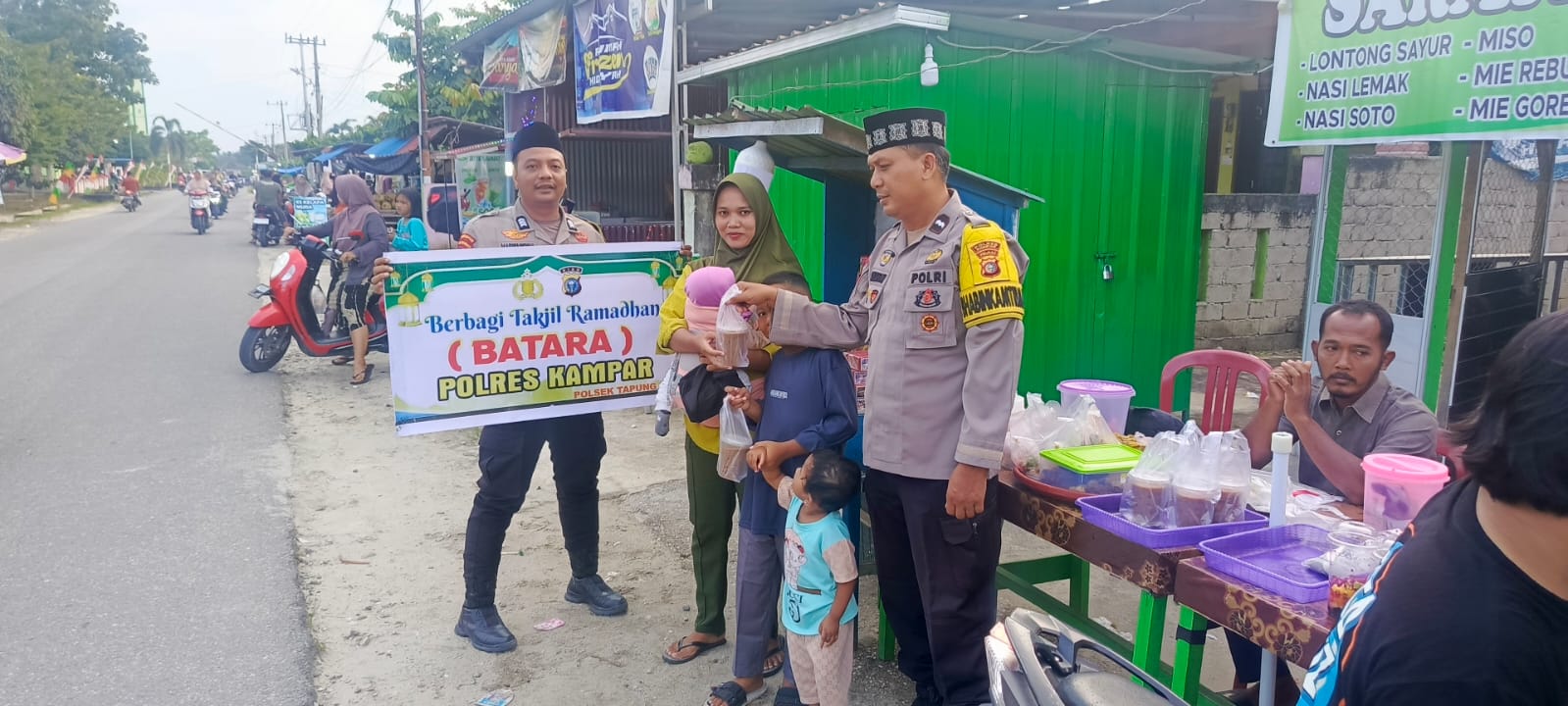 Kapolsek Tapung Hilir AKP Toni Patroli dan Bagikan Takjil di Pasar Ramadhan, Ajak Warga Jaga Keamanan