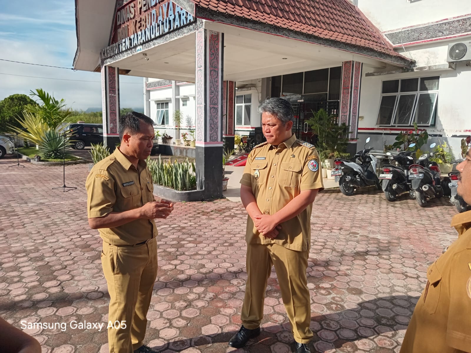 Wakil Bupati Denni Lumban Toruan Sidak ke Dinas Pendidikan Kabupaten Tapanuli Utara