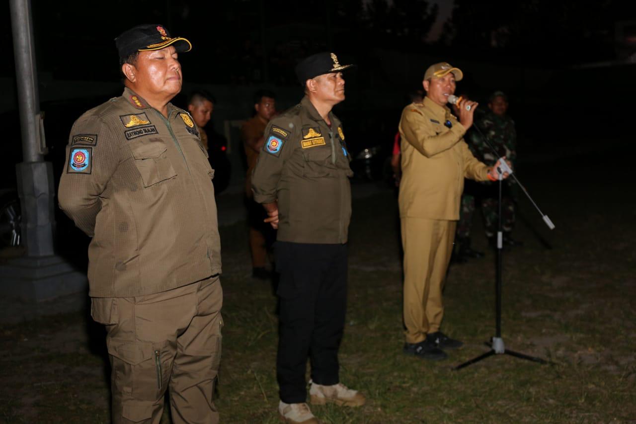 Bupati Tapanuli Utara Pimpin Apel Sore Satpol PP dan Damkar, Tekankan Kesiapsiagaan dan Disiplin