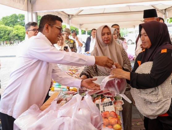 Tinjau Pasar Murah Ramadan 1446 H, Gubernur Banten Andra Soni: Upaya Jaga Stabilitas Harga