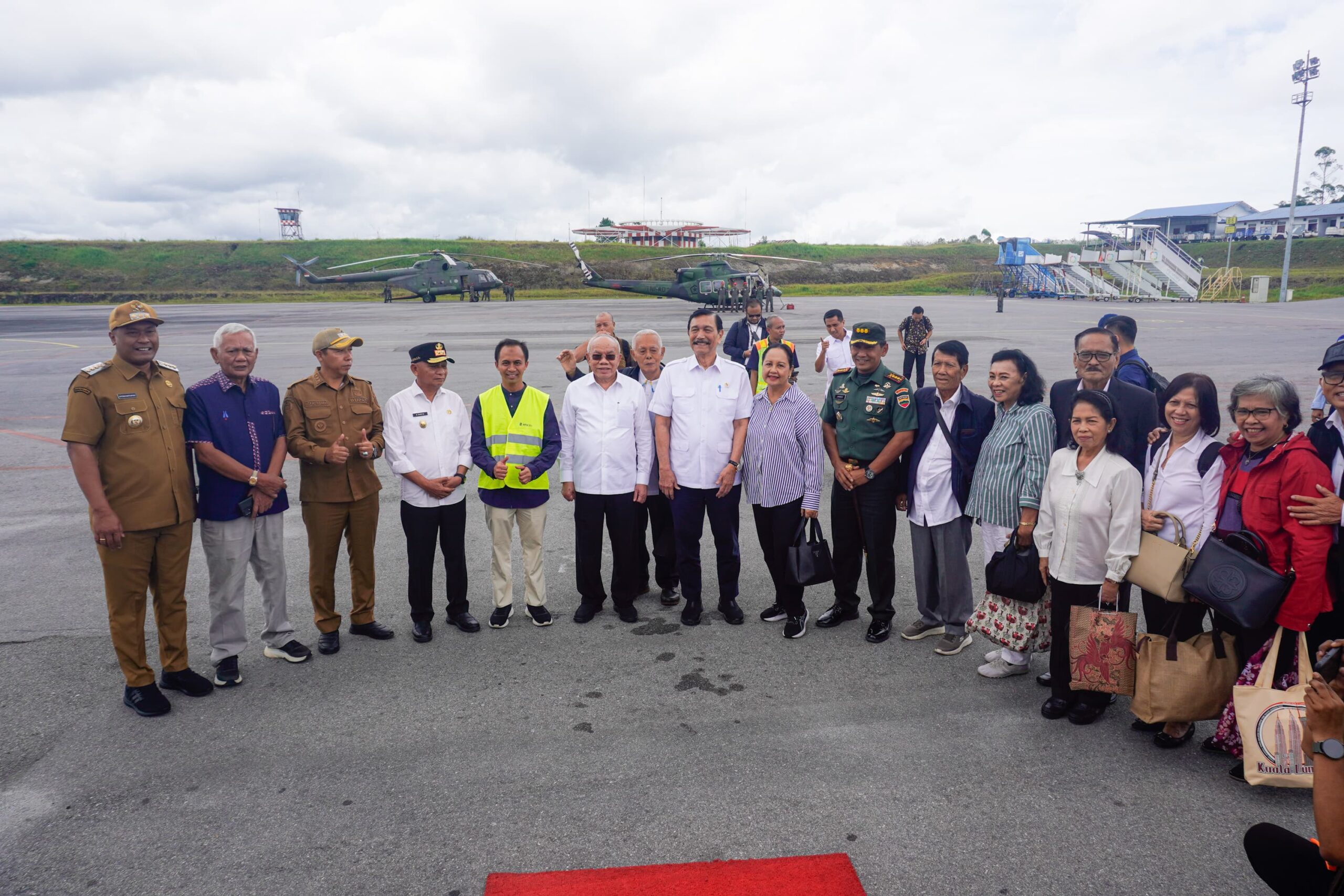 Bupati Taput Sambut Kedatangan Ketua Dewan Ekonomi Nasional Luhut Binsar Pandjaitan di Bandara Silangit
