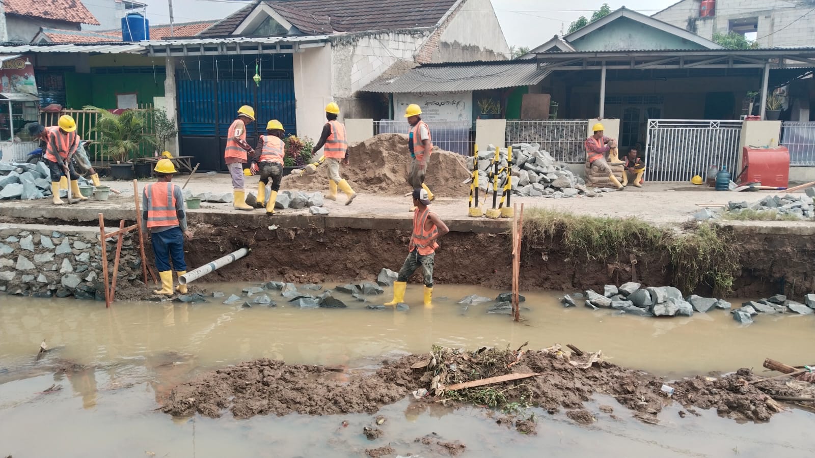 Rehabilitasi Irigasi Cisadane Diduga Kurangi Lebar Sungai, Masyarakat Soroti Proyek yang Terburu-buru
